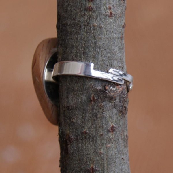 Bague cabochon en bois forme coeur Meleze a noeud largeur 20mm