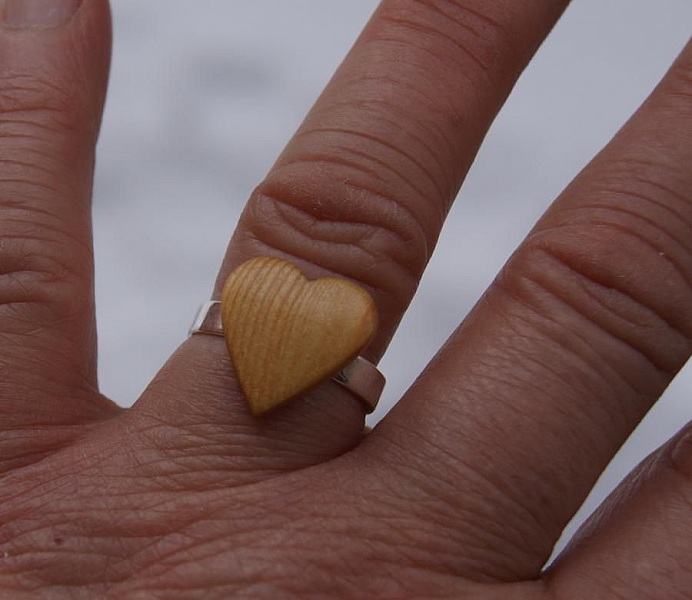 Bague cabochon en bois forme coeur M&eacute;l&egrave;ze largeur 14mm