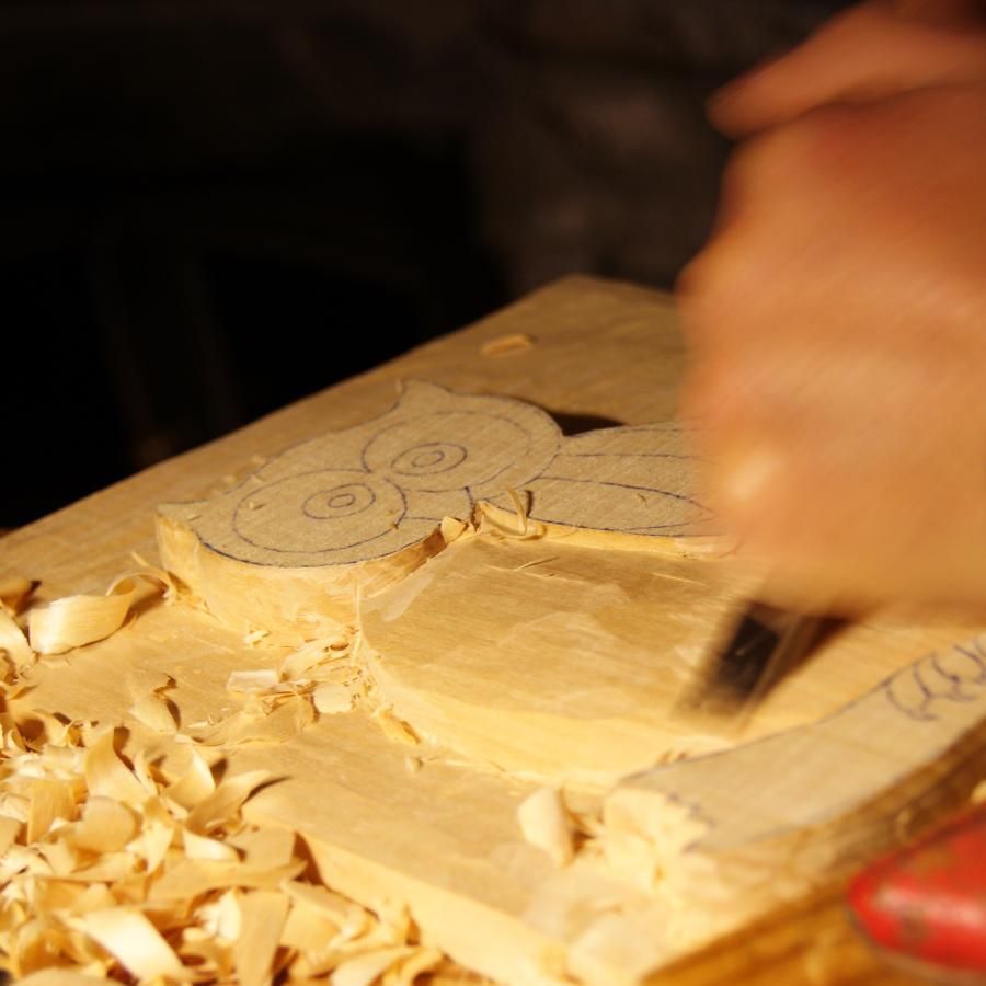 Bas relief geschnitzt Eule handgefertigt in savoie