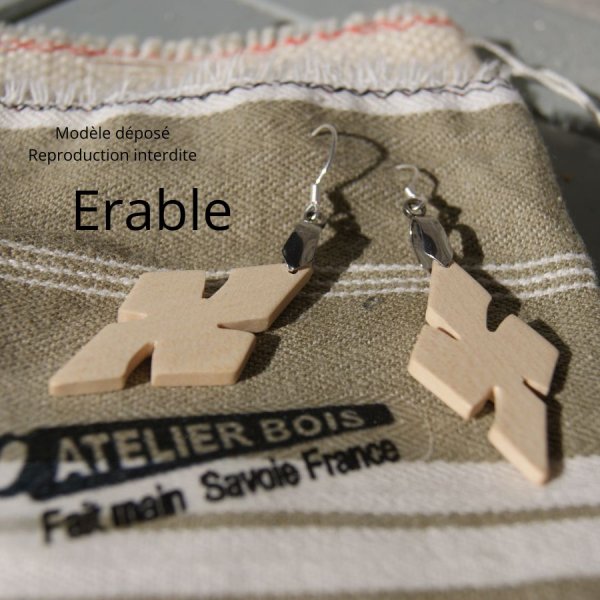 Kreuzohrring aus Ahornholz ethischer Holzschmuck, Naturschmuck gewachst, handgefertigt