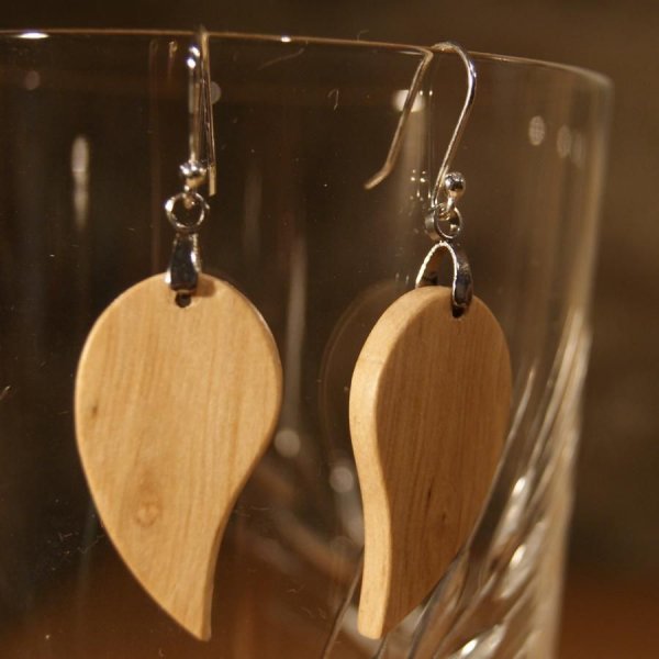 runde blatt ohrringe in charme ethischer schmuck aus holz, naturschmuck gewachst, handgefertigt