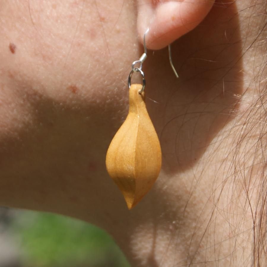 Ohrring ethischer Schmuck aus Kirschholz, gewachster Naturschmuck