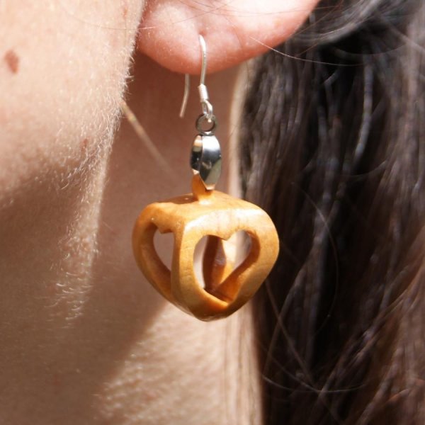 boucles d'oreilles forme 4 coeurs ajour&eacute;s bois de merisier, a offrir pour la saint valentin, les noces de bois