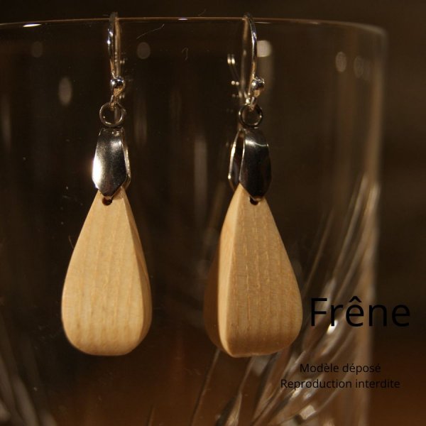 boucle d'oreille goutelette 3D bijou ethique en bois cir&eacute;, nature, fait main
