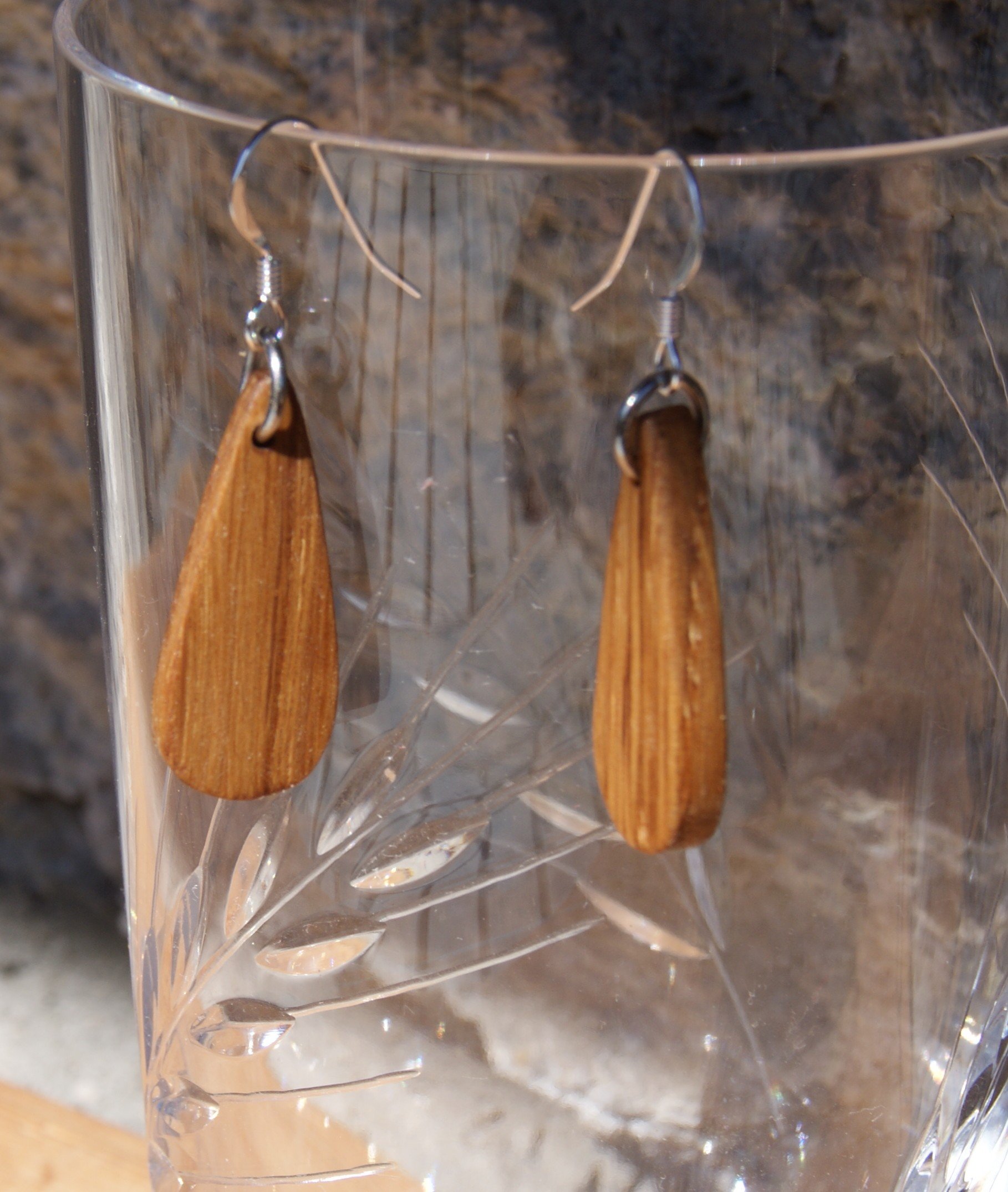 ohrring tropfen aus buchenholz ethischer schmuck aus holz, naturschmuck gewachst, handgefertigt