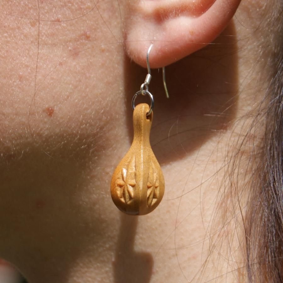 boucles d'oreilles goutte d'eau sculptée bijoux nature bois massif merisier fait main