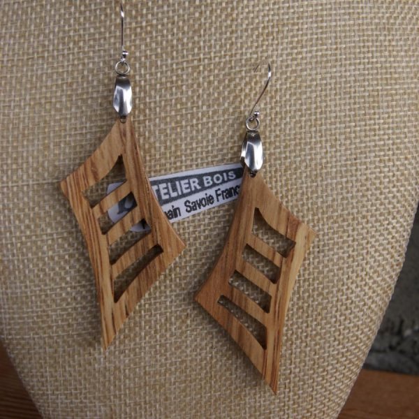 boucle d'oreille longue en bois bijou en bois fait main, forme g&eacute;om&eacute;trique