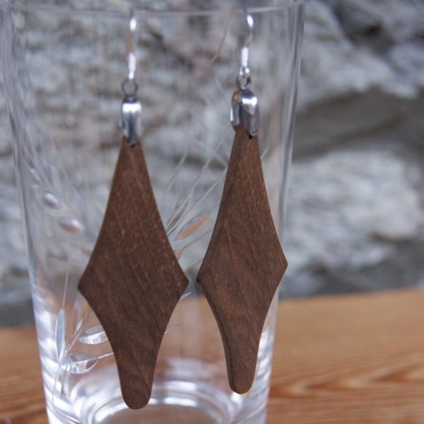 boucle d'oreille grand losange en bois de Noyer bijoux &eacute;thique en bois, bijou nature cir&eacute;, fait main