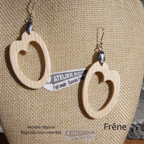 ovaler Ohrring aus Buchenholz handgefertigtes Schmuckst&uuml;ck aus Holz, geometrische Form