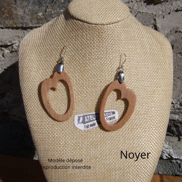 ovaler Ohrring aus Buchenholz handgefertigtes Schmuckst&uuml;ck aus Holz, geometrische Form