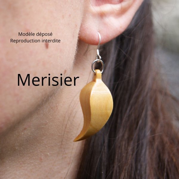 Ohrring Feder ethisches Schmuckst&uuml;ck aus gewachstem Kirschholz, natur, handgefertigt