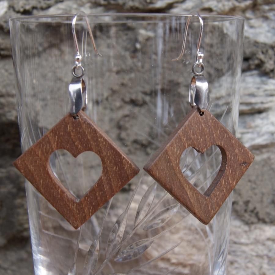 quadratische Ohrringe mit Herz aus Walnussholz ethischer Holzschmuck, Holzhochzeit, Valentinstag,handgemacht