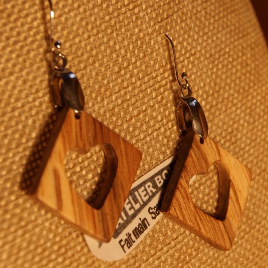 eckige ohrringe mit herz aus eiche ethischer schmuck aus holz, holzhochzeit, valentinstag,handgemacht