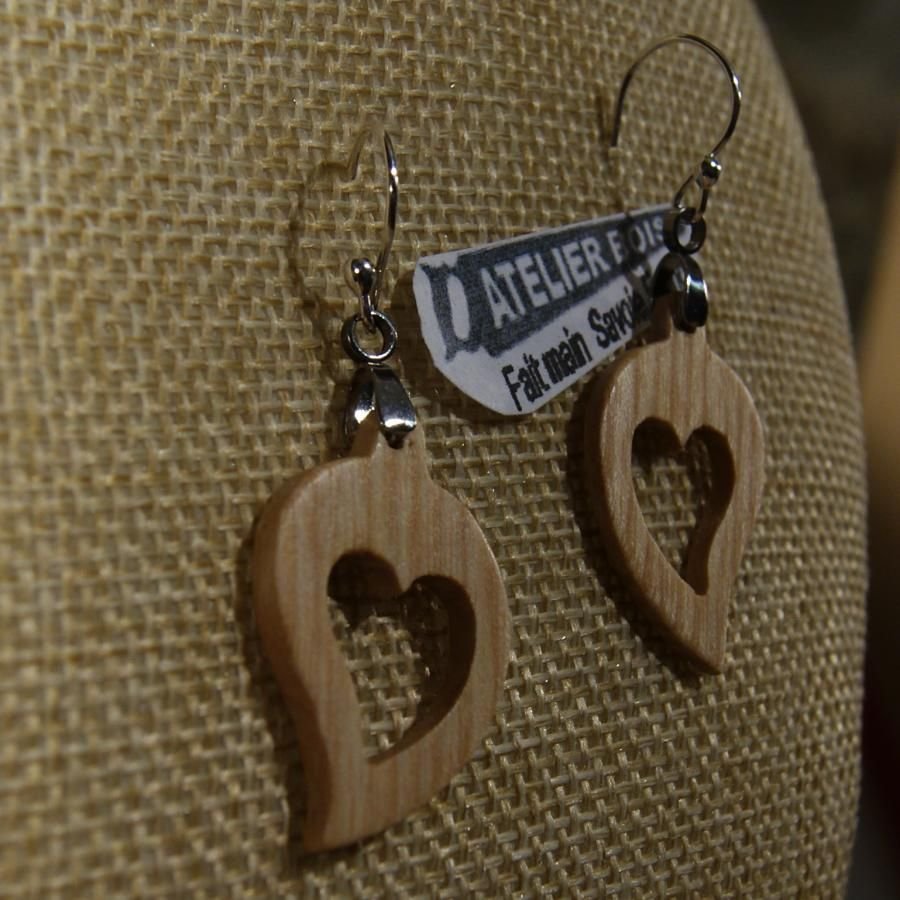 herzohrringe aus gewachstem eschenholz, holzhochzeit, valentinstag, handgefertigt