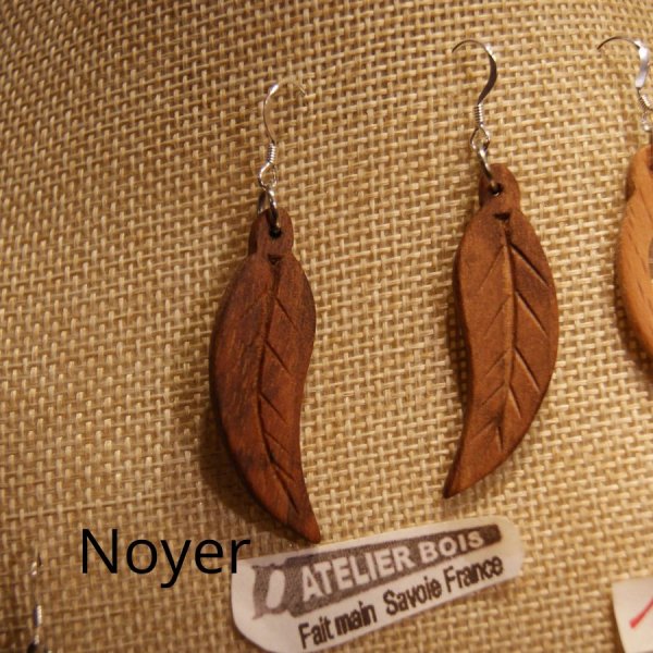boucles d'oreilles feuille en bois bijoux &eacute;thiques fait main en bois, bijou nature cir&eacute;, pour oreilles perc&eacute;es