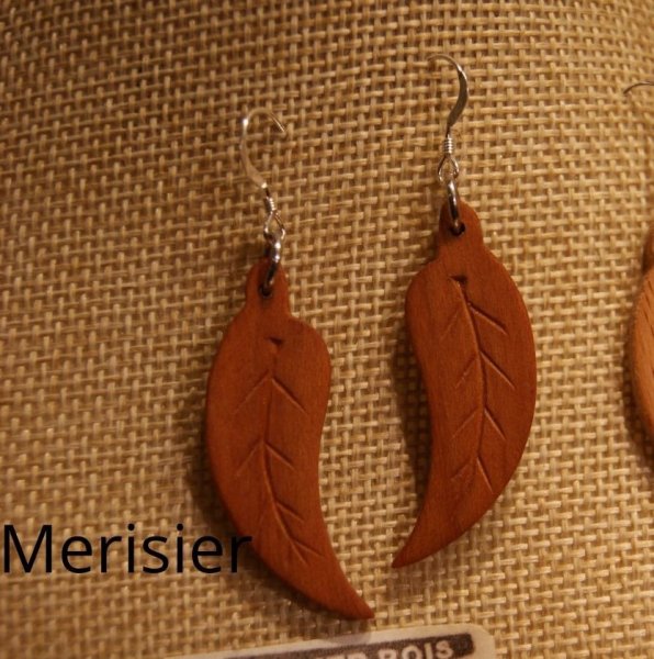 boucles d'oreilles feuille en bois bijoux &eacute;thiques fait main en bois, bijou nature cir&eacute;, pour oreilles perc&eacute;es