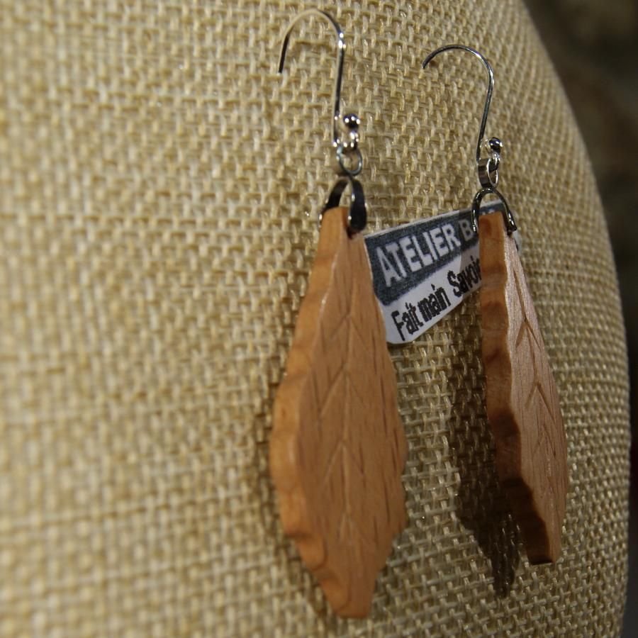 ohrringe eichenblatt aus holz von Hetre handgefertigter ethischer schmuck aus holz, gewachster naturschmuck, für ohrlöcher