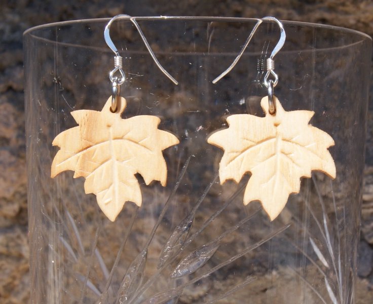 boucles d'oreilles feuille d'&eacute;rable  avec nervure en bois bijoux &eacute;thique en bois, bijou nature cir&eacute;, fait main