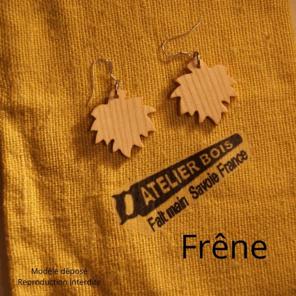 ohrringe ahornblatt aus buchenholz ethischer schmuck aus holz, naturschmuck gewachst, handgefertigt