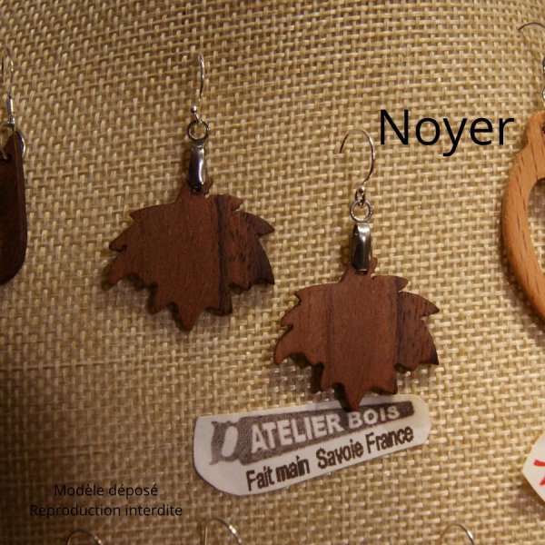 ohrringe ahornblatt aus buchenholz ethischer schmuck aus holz, naturschmuck gewachst, handgefertigt