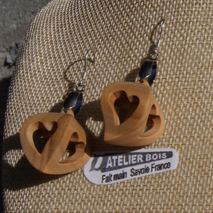 boucles d'oreilles forme 4 coeurs ajourés bois de merisier, a offrir pour la saint valentin, les noces de bois