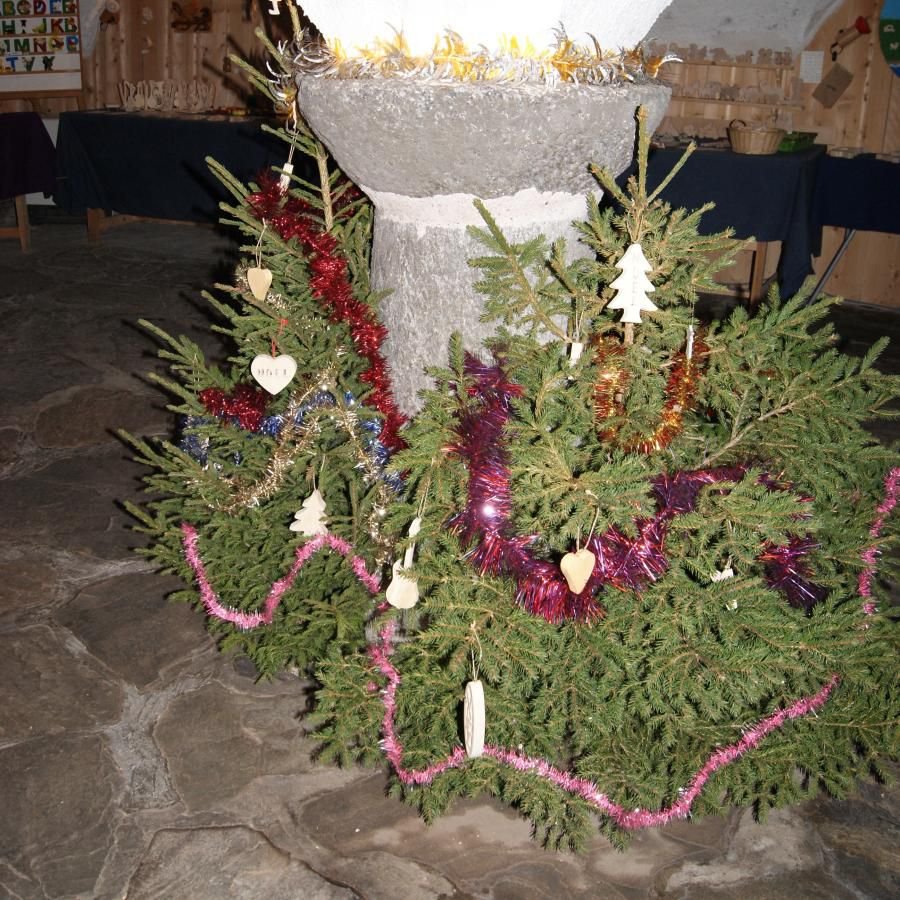 Weihnachtskugel 12 cm aus massivem Fichtenholz, handgefertigte Naturdekoration