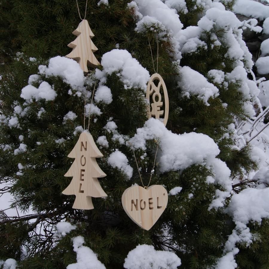 Weihnachtskugel 12 cm aus massivem Fichtenholz, handgefertigte Naturdekoration