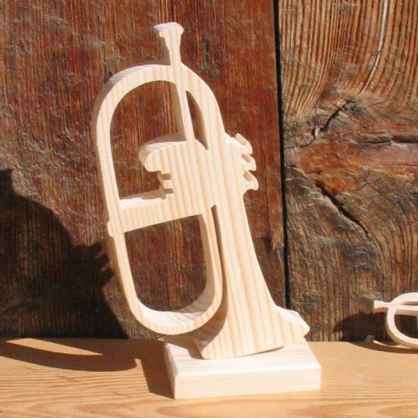 Fl&uuml;gelhorn aus Massivholz ht 15 cm auf Sockel montiert Dekoration Hochzeit Musik Geschenk Musiker handgefertigt