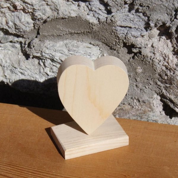 Coeur en bois 6 x 7.5 cm sur socle, marque place mariage, d&eacute;coration saint valentin, noces de bois