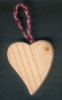 Kleines schräges Herz aus Holz zum Aufhängen Valentinstag