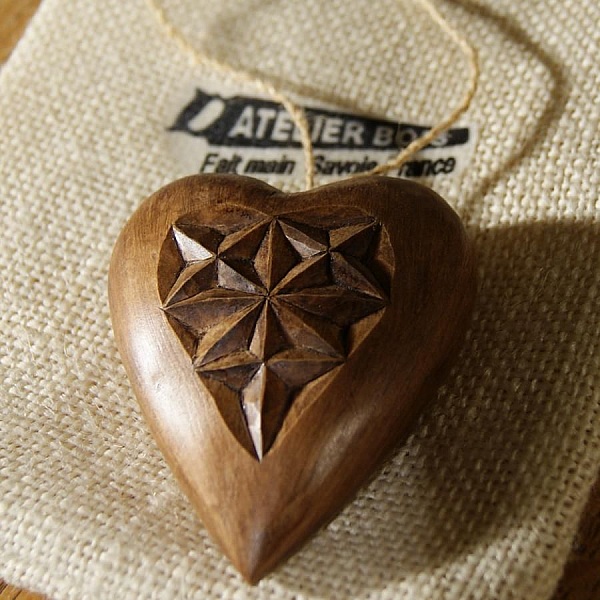 geschnitztes Herz aus Lindenholz, Valentinstagsgeschenk, h&ouml;lzerne Hochzeit, handgeschnitzt