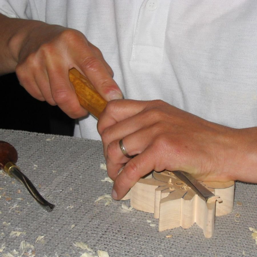 Edelweiß aus Holz geschnitten geschnitzt handgewachst Ton Nussbaum, Linde, Skulptur, Innendekoration