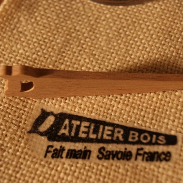 Miniaturfigur S&auml;ge aus massivem Buchenholz, 3mm dick, mit Weihnachtsbaumschmuck