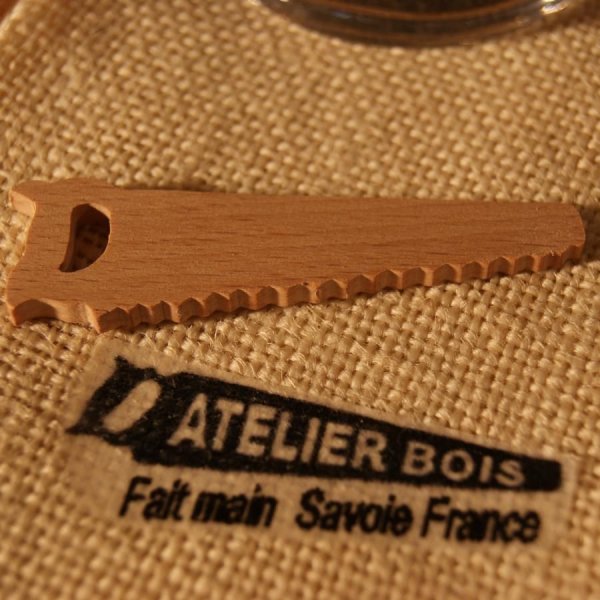 Miniaturfigur S&auml;ge aus massivem Buchenholz, 3mm dick, mit Weihnachtsbaumschmuck