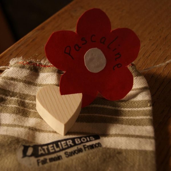 Herz-Platzkarten aus massivem Fichtenholz, wiederverwendbar, zum Dekorieren, pro 10 St&uuml;ck, Namensschild Hochzeit