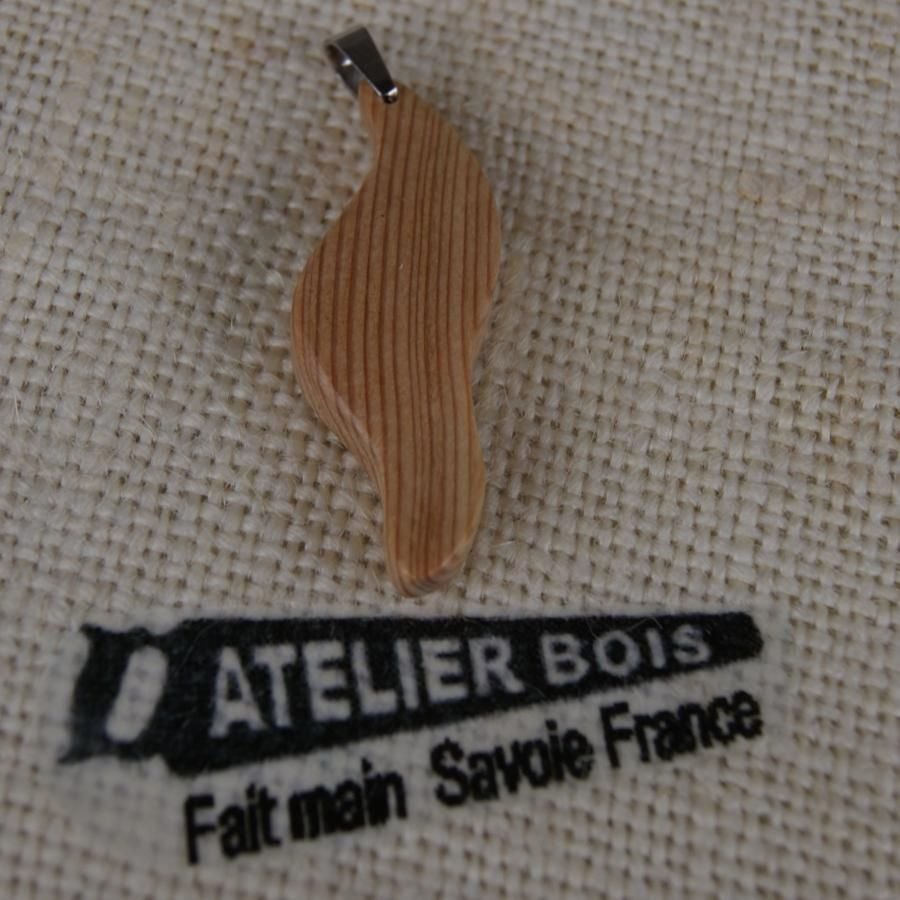 Wellen-Set aus Meleze-Holz, handgefertigte Schnallen und Anhänger