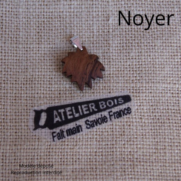 Holzanh&auml;nger Ahornblatt aus gewachstem Buchenholz ethisches Schmuckst&uuml;ck, handgefertigt