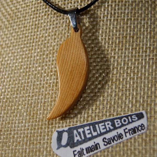 Holzanh&auml;nger Feder oder Blatt aus gewachstem L&auml;rchenholz, handgefertigtes ethisches Schmuckst&uuml;ck