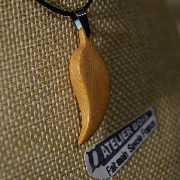 Holzanh&auml;nger Feder oder Blatt aus gewachstem L&auml;rchenholz, handgefertigtes ethisches Schmuckst&uuml;ck