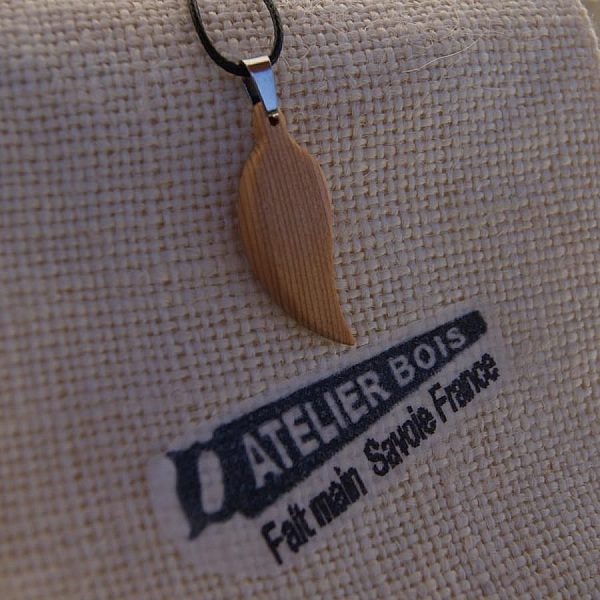 Holzanh&auml;nger Feder oder Blatt aus gewachstem L&auml;rchenholz, handgefertigtes ethisches Schmuckst&uuml;ck