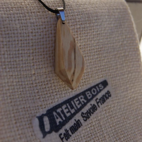 Anh&auml;nger aus gewachstem Birkenholz ethisches Schmuckst&uuml;ck, handgefertigt, Pyramidenform