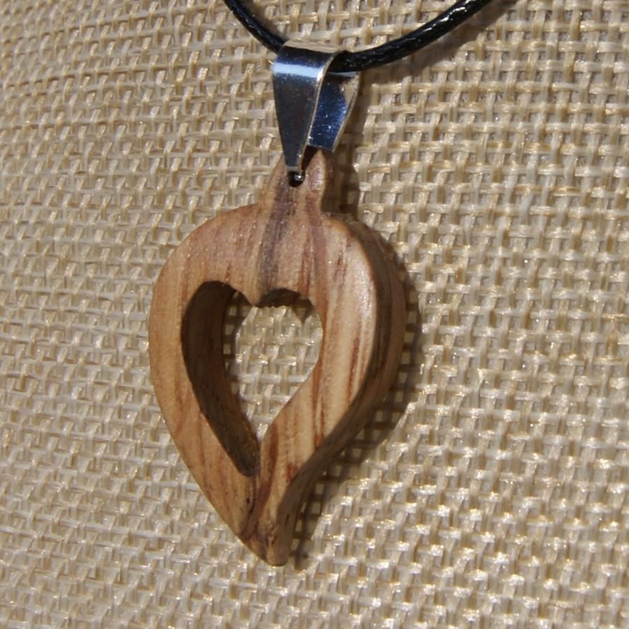 herzanhänger aus eichenholz, holzhochzeit, valentinstag, schmuck aus holz und natur handwerkliche herstellung