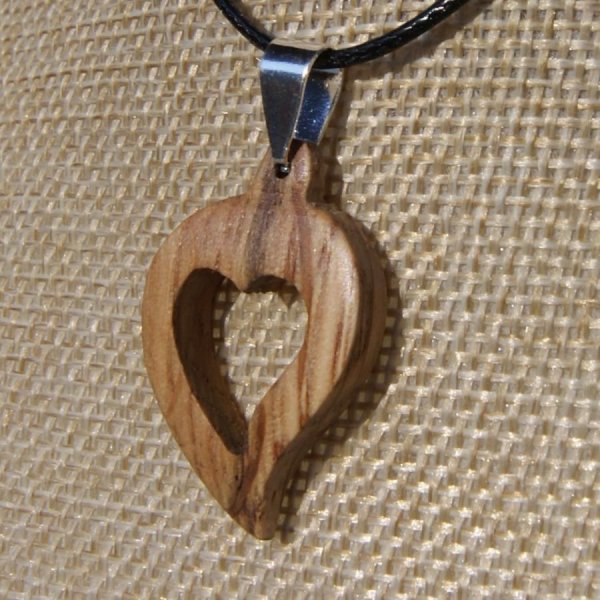 herzanh&auml;nger aus eichenholz, holzhochzeit, valentinstag, schmuck aus holz und natur handwerkliche herstellung