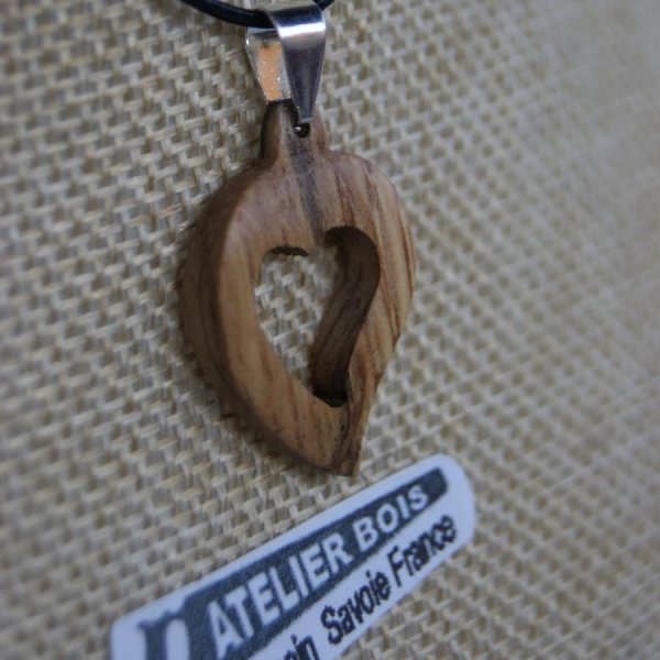 herzanh&auml;nger aus eichenholz, holzhochzeit, valentinstag, schmuck aus holz und natur handwerkliche herstellung
