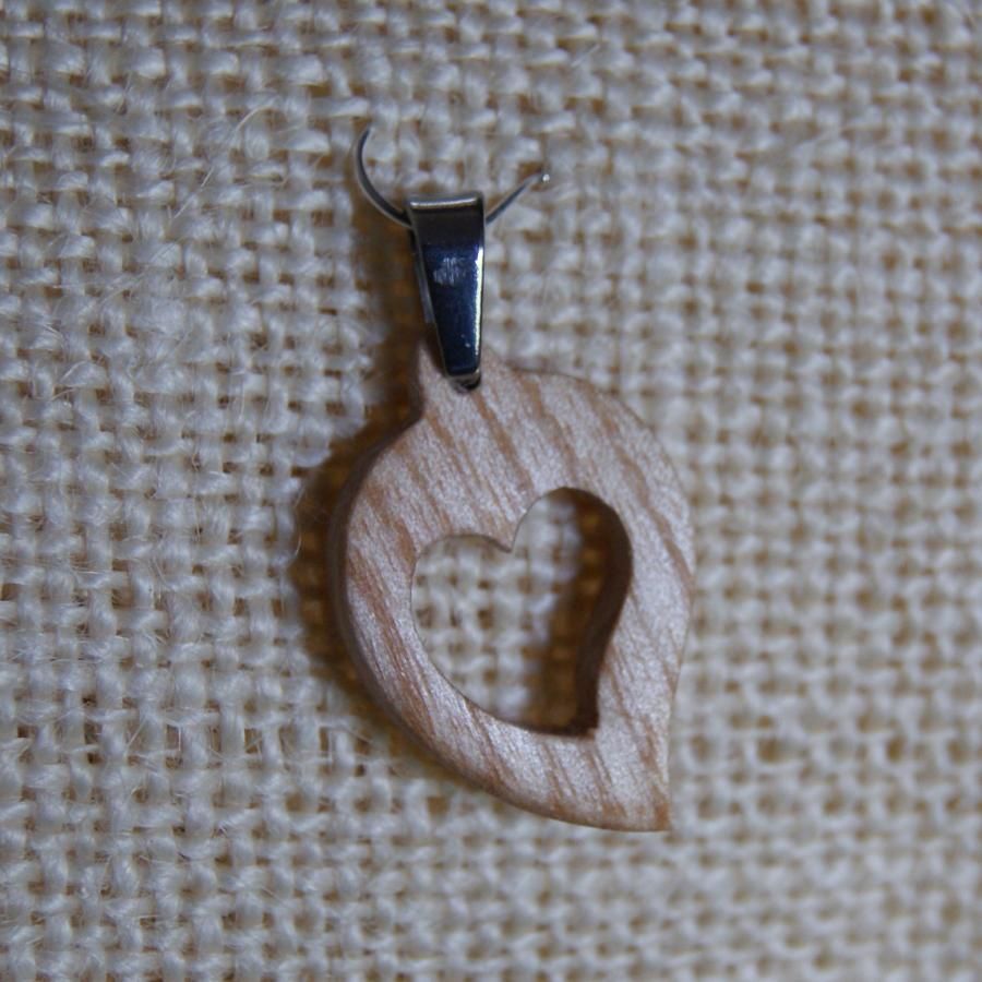 Herzanhänger aus Eschenholz, Holzhochzeit, Valentinstag, Schmuck aus Holz und Natur handgefertigt