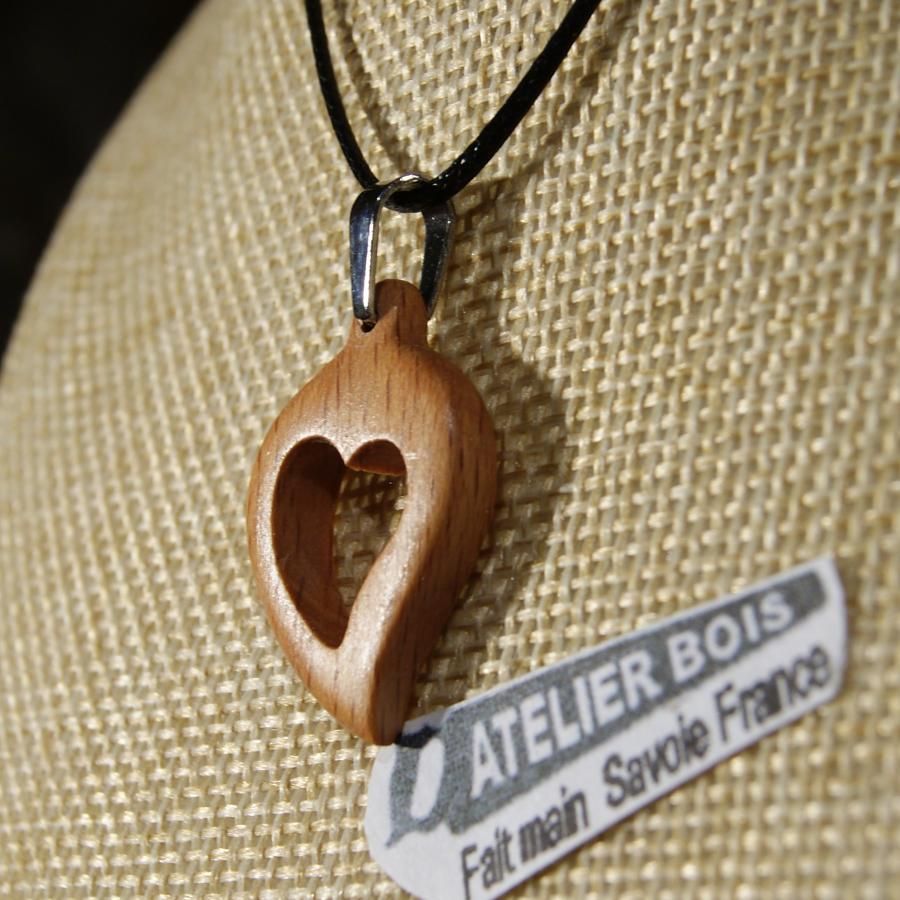 Herzanhänger aus massivem Buchenholz, Geschenkidee Holzhochzeit, Valentinstag, Schmuck aus Holz und Natur handwerkliche Fertigung