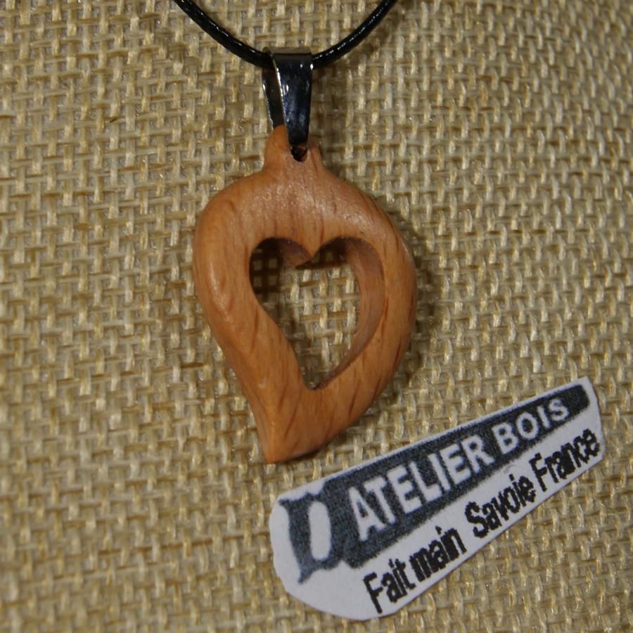 Herzanhänger aus massivem Buchenholz, Geschenkidee Holzhochzeit, Valentinstag, Schmuck aus Holz und Natur handwerkliche Fertigung