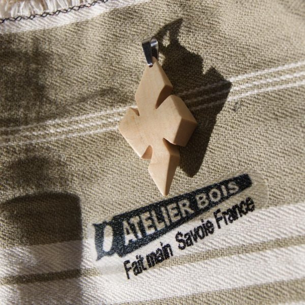 Kreuzanh&auml;nger aus gewachstem Ahornholz ethisches Schmuckst&uuml;ck, handgefertigt