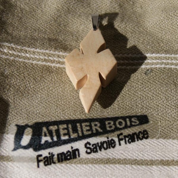 Kreuzanh&auml;nger aus gewachstem Ahornholz ethisches Schmuckst&uuml;ck, handgefertigt