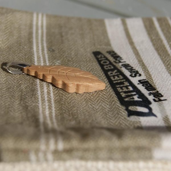 Eichenblattanh&auml;nger aus gewachstem Buchenholz, handgefertigtes ethisches Schmuckst&uuml;ck